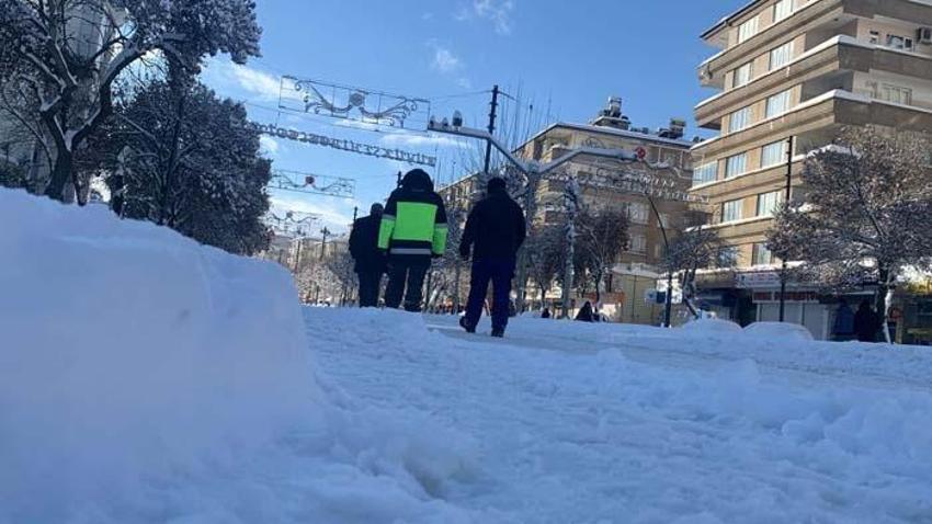 Araçlar kara gömüldü, binlerce kişi mahsur kaldı! Gaziantep Valisi'nden flaş açıklama