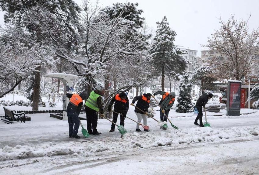 Araçlar kara gömüldü, binlerce kişi mahsur kaldı! Gaziantep Valisi'nden flaş açıklama