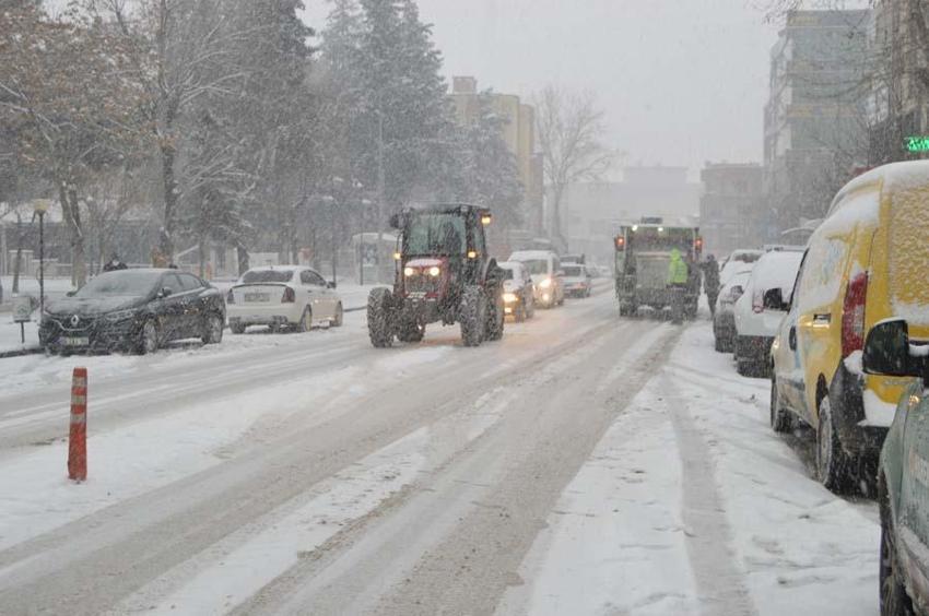 Araçlar kara gömüldü, binlerce kişi mahsur kaldı! Gaziantep Valisi'nden flaş açıklama
