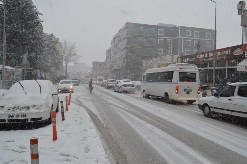 Araçlar kara gömüldü, binlerce kişi mahsur kaldı! Gaziantep Valisi'nden flaş açıklama