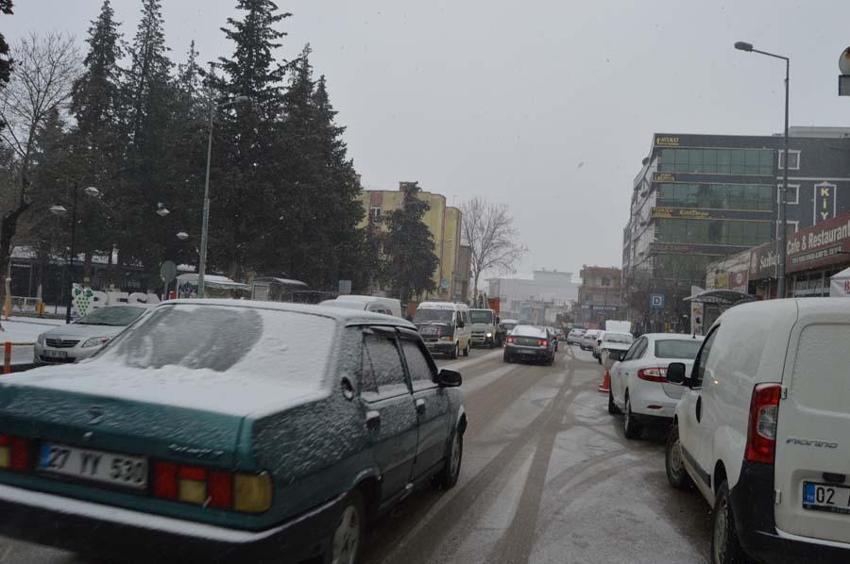 Araçlar kara gömüldü, binlerce kişi mahsur kaldı! Gaziantep Valisi'nden flaş açıklama