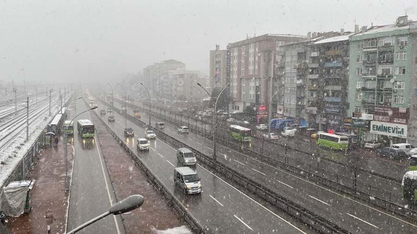 Araçlar kara gömüldü, binlerce kişi mahsur kaldı! Gaziantep Valisi'nden flaş açıklama