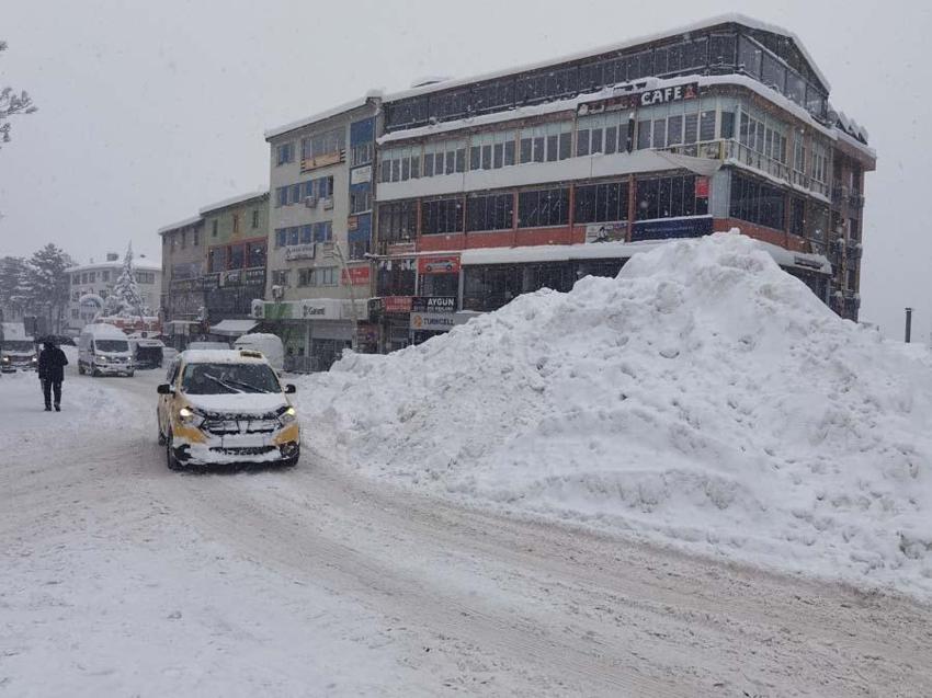 Araçlar kara gömüldü, binlerce kişi mahsur kaldı! Gaziantep Valisi'nden flaş açıklama