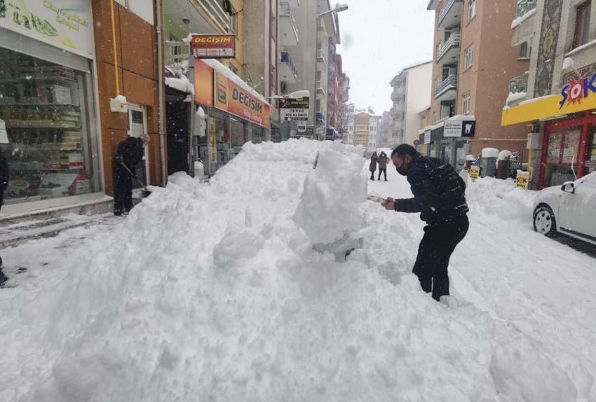 Araçlar kara gömüldü, binlerce kişi mahsur kaldı! Gaziantep Valisi'nden flaş açıklama