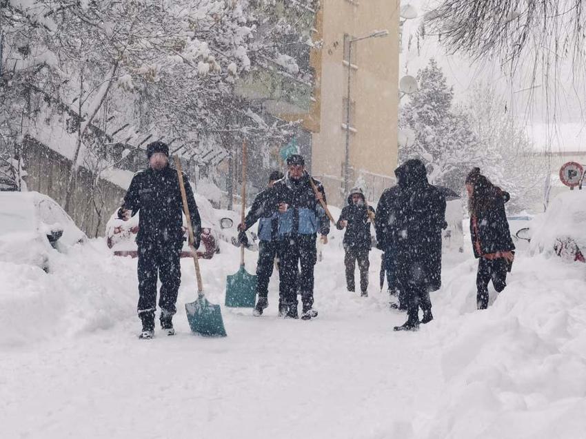 Araçlar kara gömüldü, binlerce kişi mahsur kaldı! Gaziantep Valisi'nden flaş açıklama
