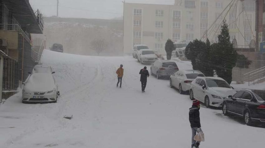 Araçlar kara gömüldü, binlerce kişi mahsur kaldı! Gaziantep Valisi'nden flaş açıklama