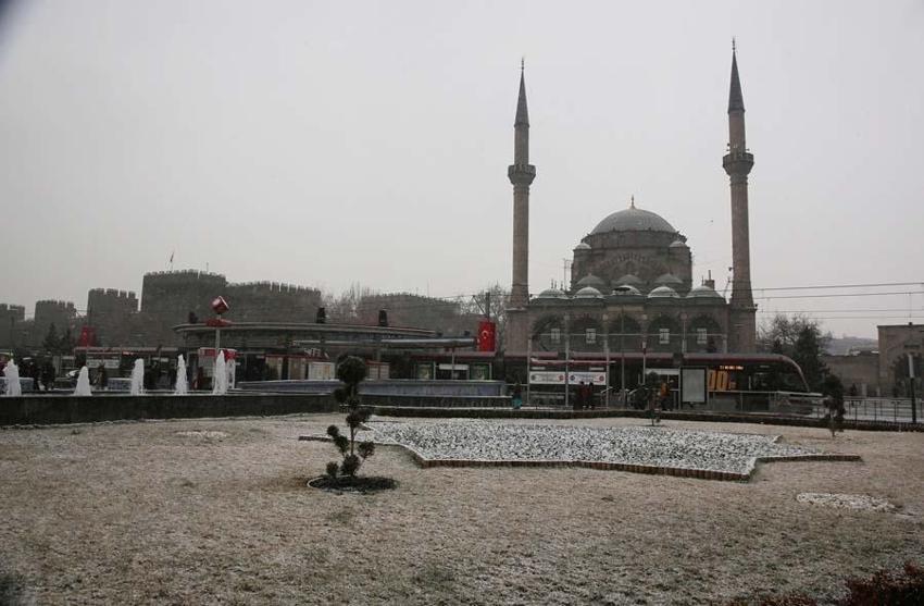 Araçlar kara gömüldü, binlerce kişi mahsur kaldı! Gaziantep Valisi'nden flaş açıklama