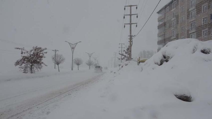 Araçlar kara gömüldü, binlerce kişi mahsur kaldı! Gaziantep Valisi'nden flaş açıklama