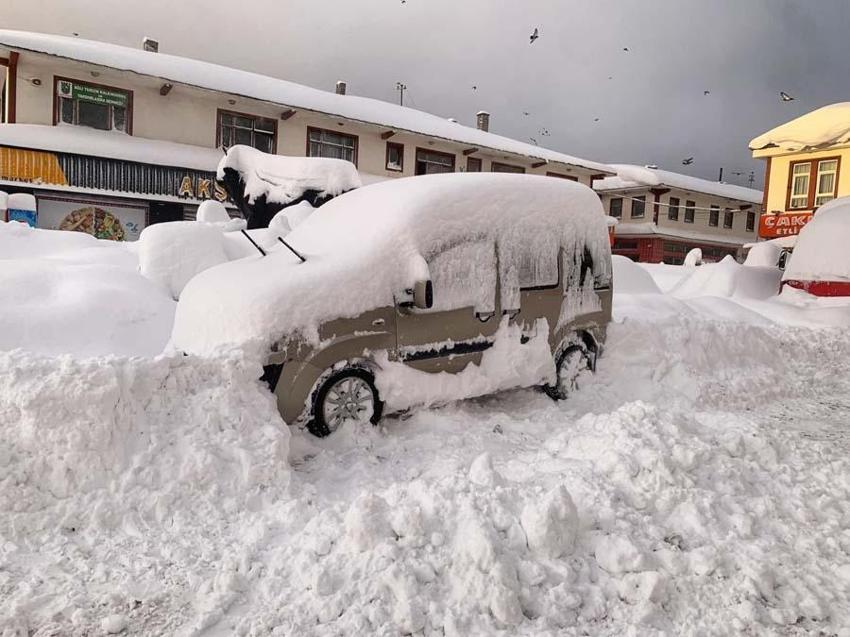 Araçlar kara gömüldü, binlerce kişi mahsur kaldı! Gaziantep Valisi'nden flaş açıklama