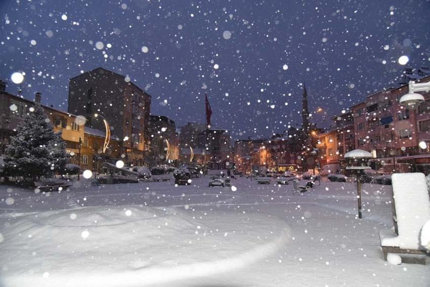 Araçlar kara gömüldü, binlerce kişi mahsur kaldı! Gaziantep Valisi'nden flaş açıklama
