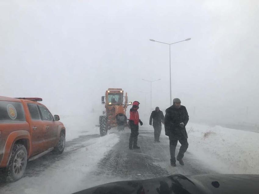 Araçlar kara gömüldü, binlerce kişi mahsur kaldı! Gaziantep Valisi'nden flaş açıklama