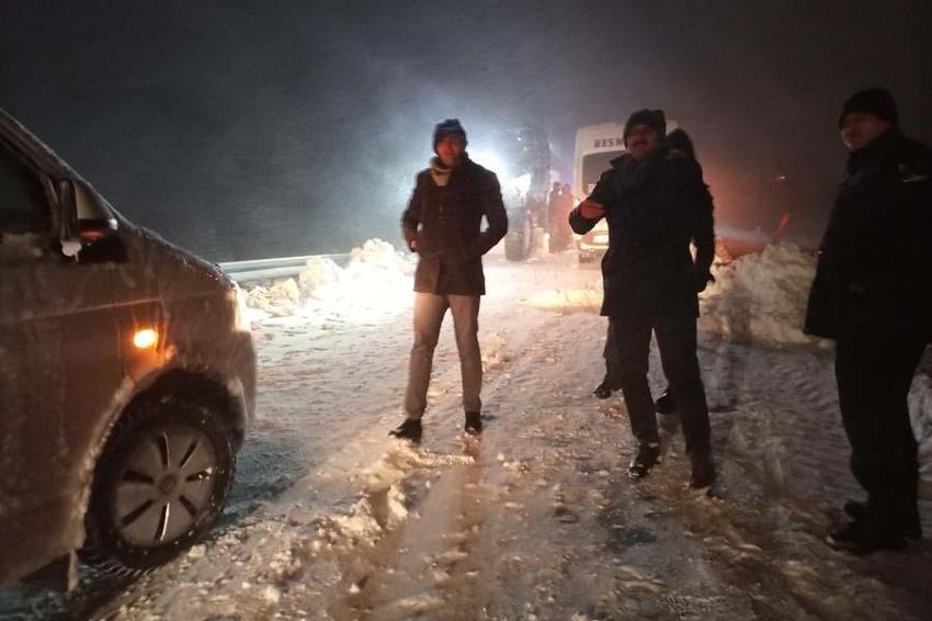 Araçlar kara gömüldü, binlerce kişi mahsur kaldı! Gaziantep Valisi'nden flaş açıklama