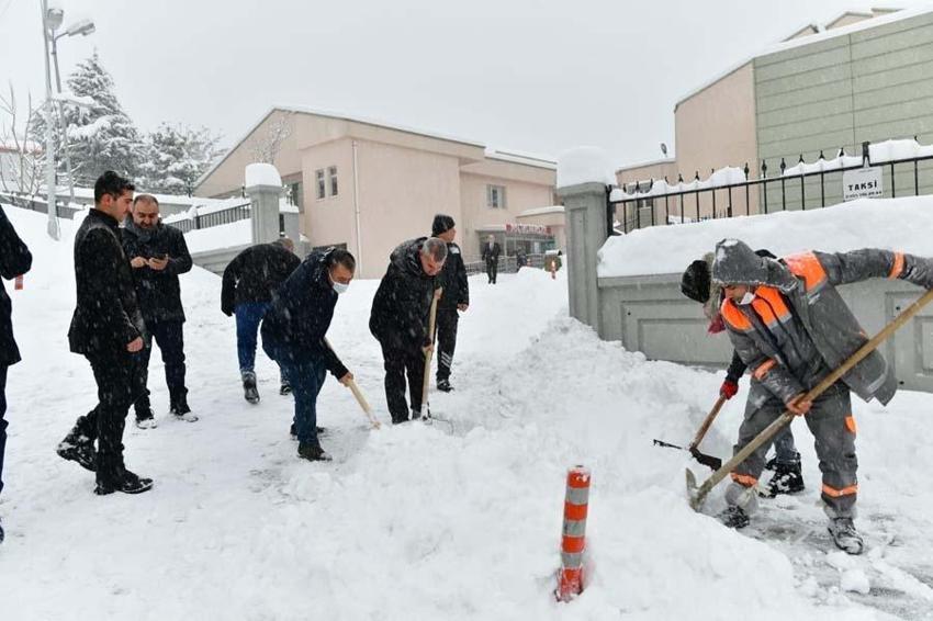 Araçlar kara gömüldü, binlerce kişi mahsur kaldı! Gaziantep Valisi'nden flaş açıklama