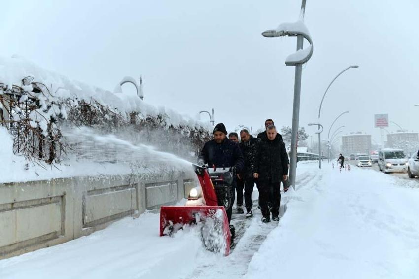 Araçlar kara gömüldü, binlerce kişi mahsur kaldı! Gaziantep Valisi'nden flaş açıklama