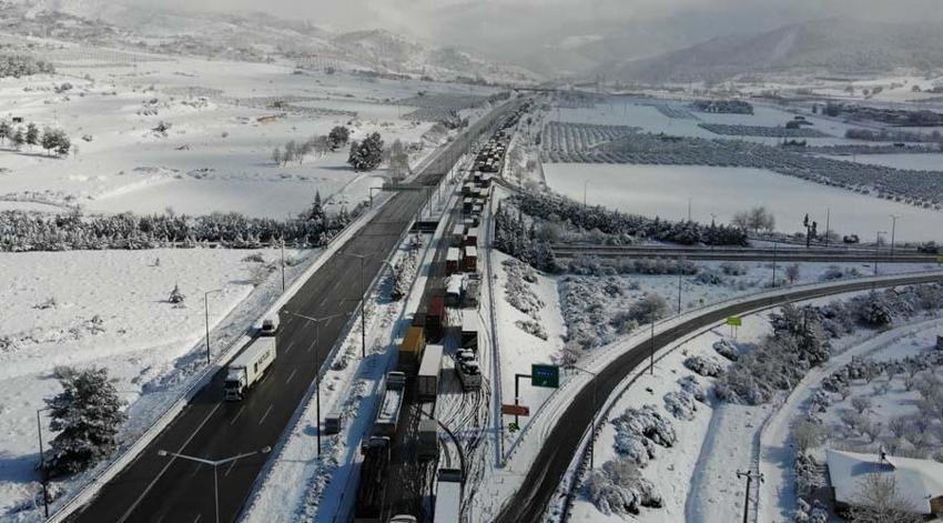 Araçlar kara gömüldü, binlerce kişi mahsur kaldı! Gaziantep Valisi'nden flaş açıklama