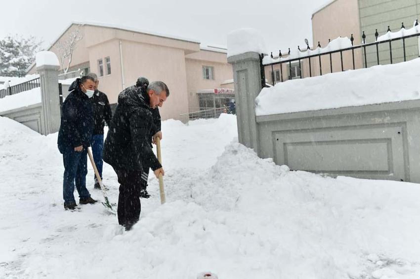 Araçlar kara gömüldü, binlerce kişi mahsur kaldı! Gaziantep Valisi'nden flaş açıklama
