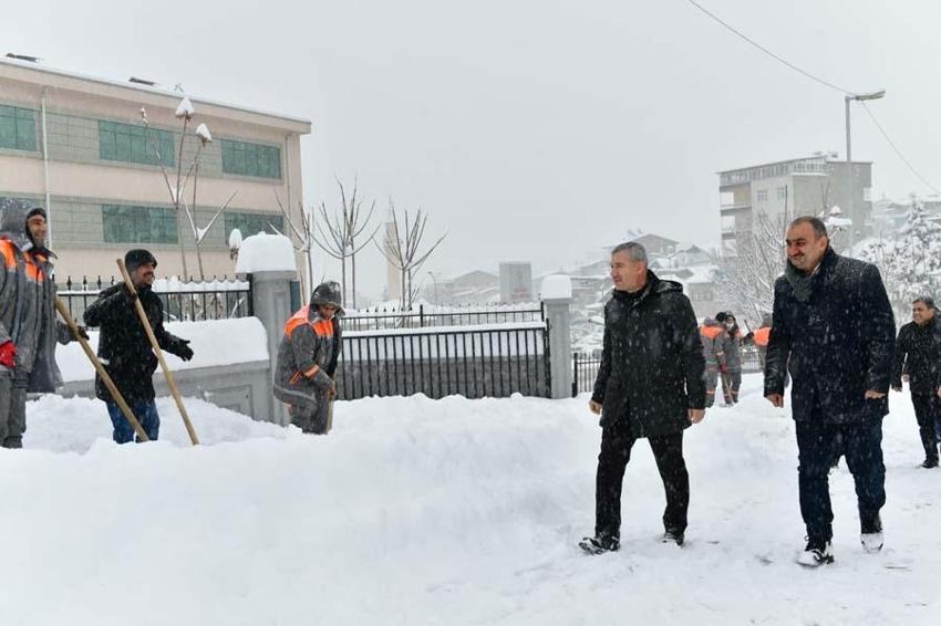 Araçlar kara gömüldü, binlerce kişi mahsur kaldı! Gaziantep Valisi'nden flaş açıklama