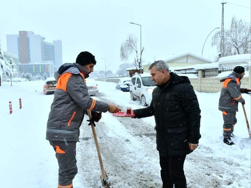 Araçlar kara gömüldü, binlerce kişi mahsur kaldı! Gaziantep Valisi'nden flaş açıklama