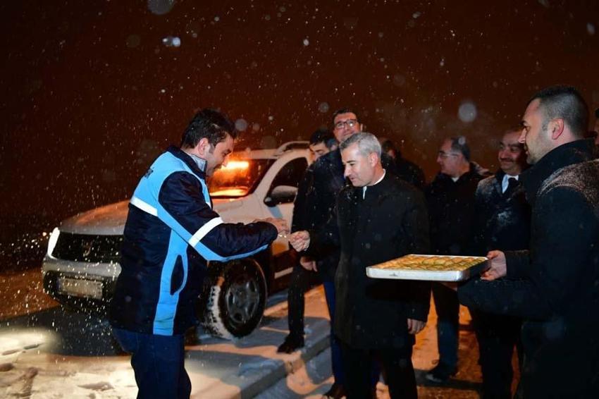Araçlar kara gömüldü, binlerce kişi mahsur kaldı! Gaziantep Valisi'nden flaş açıklama