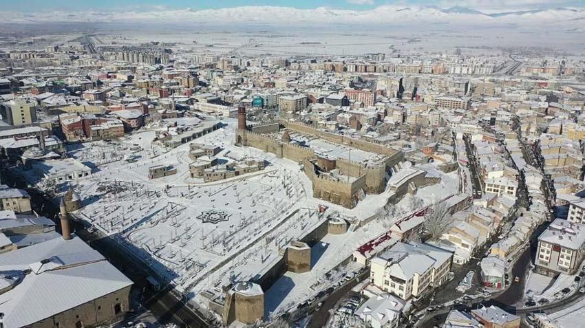 Araçlar kara gömüldü, binlerce kişi mahsur kaldı! Gaziantep Valisi'nden flaş açıklama