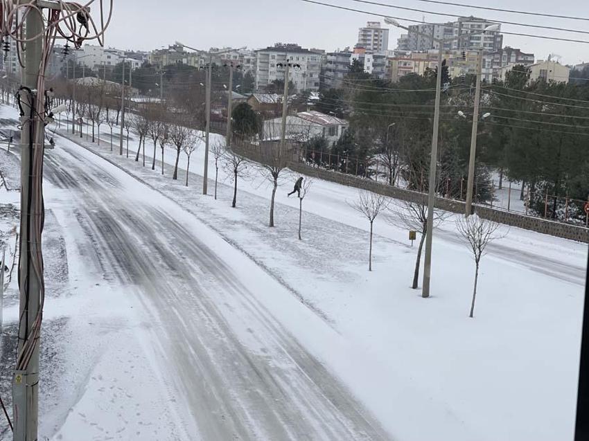 Araçlar kara gömüldü, binlerce kişi mahsur kaldı! Gaziantep Valisi'nden flaş açıklama