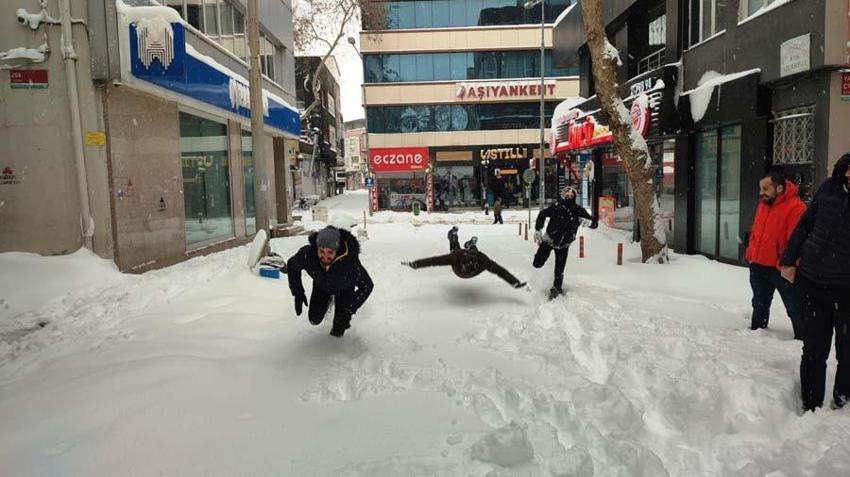 Araçlar kara gömüldü, binlerce kişi mahsur kaldı! Gaziantep Valisi'nden flaş açıklama