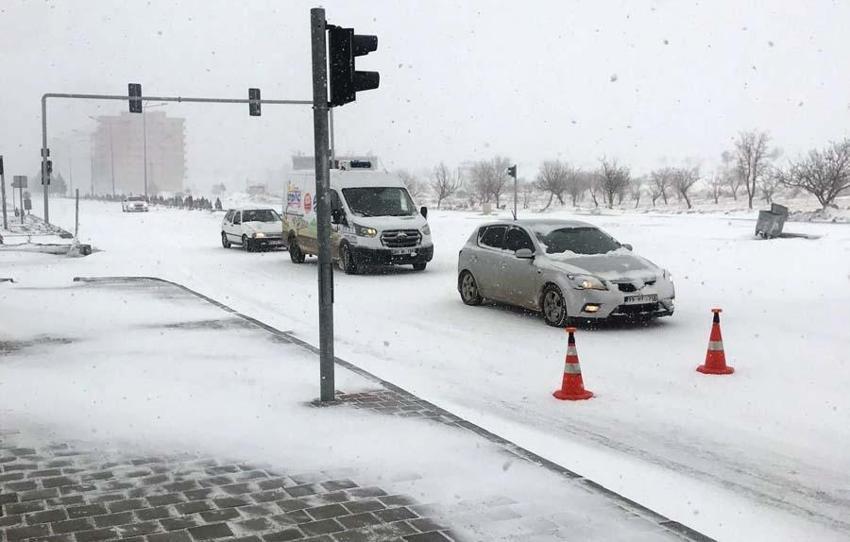 Araçlar kara gömüldü, binlerce kişi mahsur kaldı! Gaziantep Valisi'nden flaş açıklama