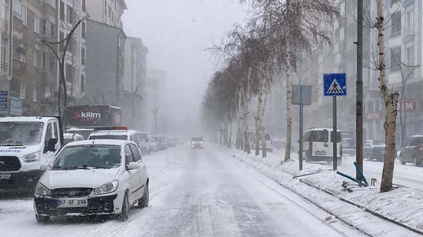 Araçlar kara gömüldü, binlerce kişi mahsur kaldı! Gaziantep Valisi'nden flaş açıklama