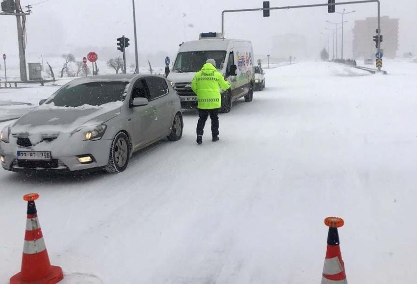 Araçlar kara gömüldü, binlerce kişi mahsur kaldı! Gaziantep Valisi'nden flaş açıklama