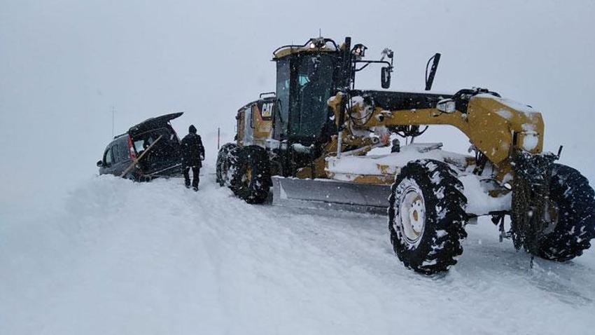 Araçlar kara gömüldü, binlerce kişi mahsur kaldı! Gaziantep Valisi'nden flaş açıklama