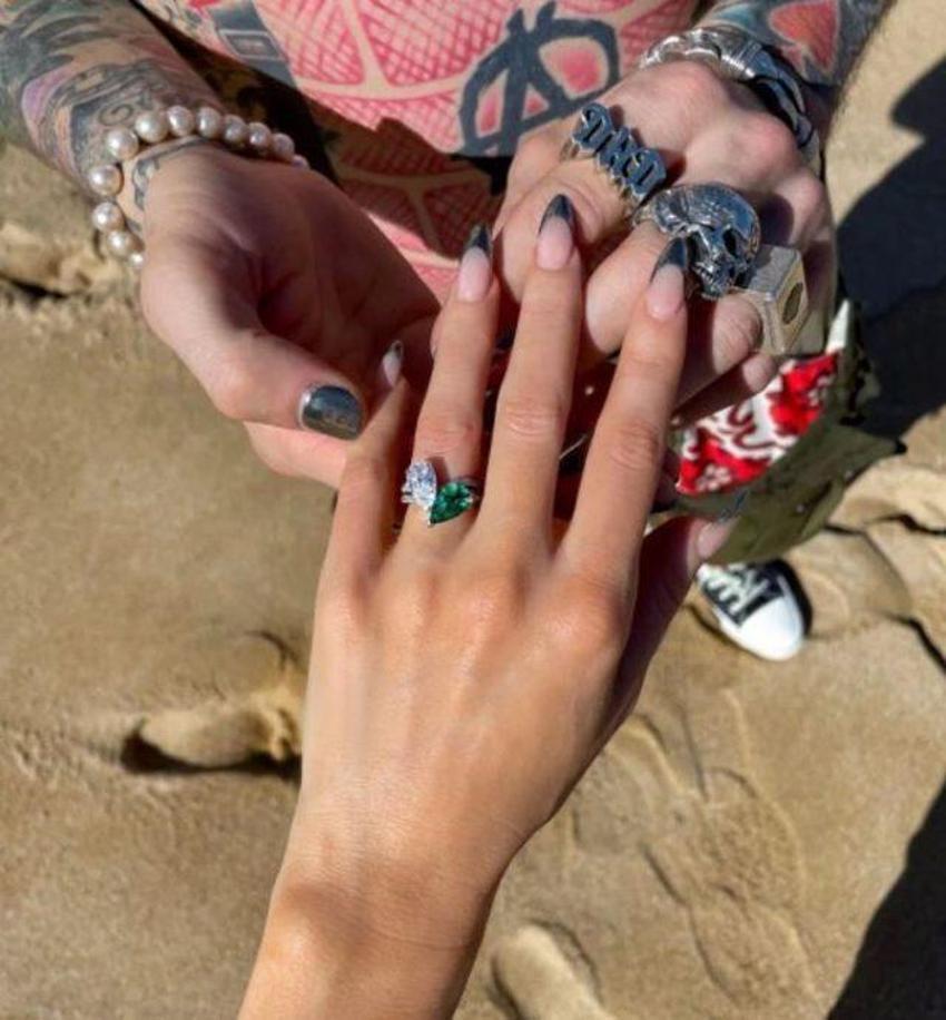 Megan Fox ve Machine Gun Kelly kan içerek nişanlanmıştı! Yüzükteki detay...