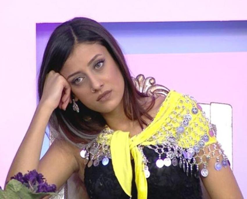 Gelin adayı Solmaz Çiros dekolteli pozuyla tüm dikkatleri çekti!