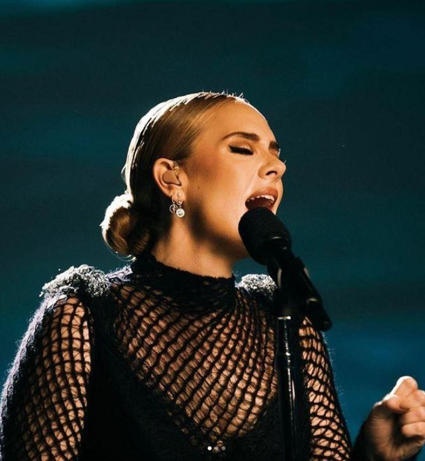 Dünyaca ünlü şarkıcı Adele, gözyaşları içinde özür diledi!