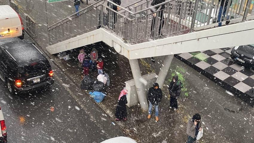 Kar yağışı başladı! Meteoroloji son dakika açıklamıştı, çok kuvvetli geldi! Alarm verildi, günlerce devam edecek! İstanbul, Ankara, İzmir, Bursa, Bolu ve çok sayıda şehirde...