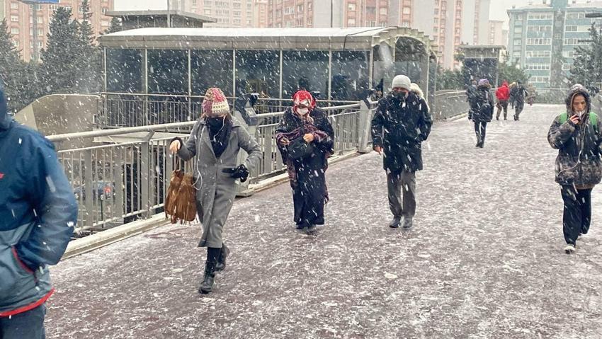 Kar yağışı başladı! Meteoroloji son dakika açıklamıştı, çok kuvvetli geldi! Alarm verildi, günlerce devam edecek! İstanbul, Ankara, İzmir, Bursa, Bolu ve çok sayıda şehirde...