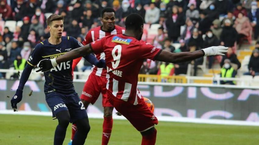 Sivasspor - Fenerbahçe maçına damga vurdu! İsmail Kartal'dan bomba hamle! İnanılmaz pozisyon, Berke Özer kalesini terk etti ve...
