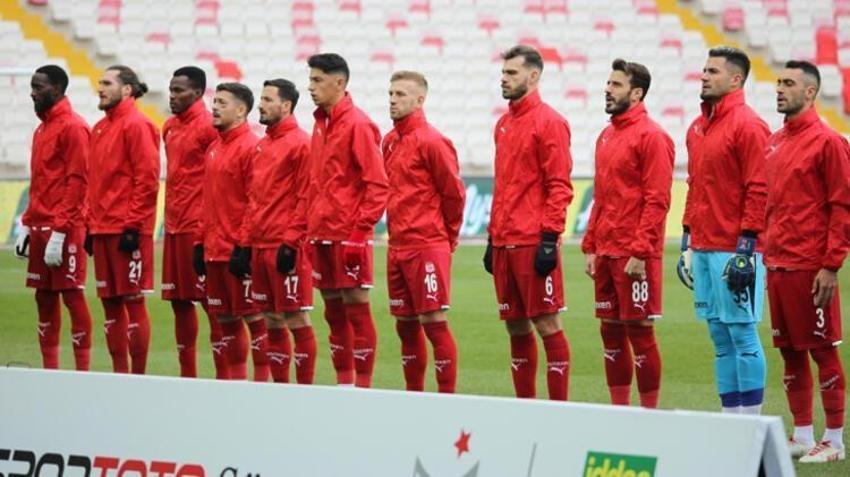 Sivasspor - Fenerbahçe maçına damga vurdu! İsmail Kartal'dan bomba hamle! İnanılmaz pozisyon, Berke Özer kalesini terk etti ve...
