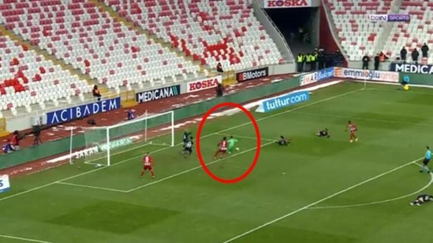 Sivasspor - Fenerbahçe maçına damga vurdu! İsmail Kartal'dan bomba hamle! İnanılmaz pozisyon, Berke Özer kalesini terk etti ve...