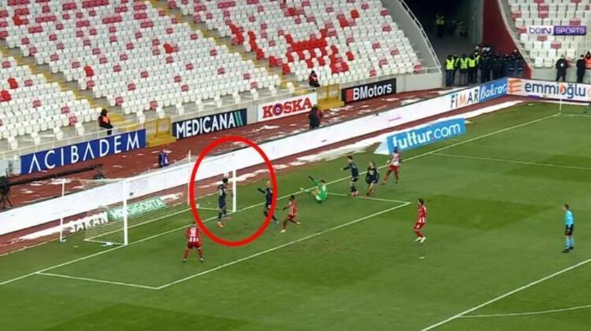 Sivasspor - Fenerbahçe maçına damga vurdu! İsmail Kartal'dan bomba hamle! İnanılmaz pozisyon, Berke Özer kalesini terk etti ve...