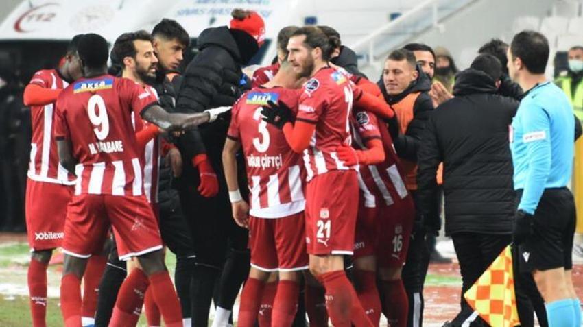 Sivasspor - Fenerbahçe maçına damga vurdu! İsmail Kartal'dan bomba hamle! İnanılmaz pozisyon, Berke Özer kalesini terk etti ve...