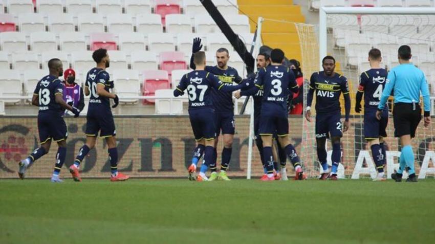 Sivasspor - Fenerbahçe maçına damga vurdu! İsmail Kartal'dan bomba hamle! İnanılmaz pozisyon, Berke Özer kalesini terk etti ve...