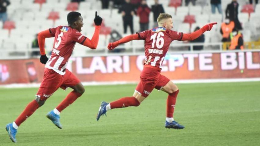 Sivasspor - Fenerbahçe maçına damga vurdu! İsmail Kartal'dan bomba hamle! İnanılmaz pozisyon, Berke Özer kalesini terk etti ve...