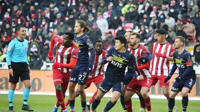 Sivasspor - Fenerbahçe maçına damga vurdu! İsmail Kartal'dan bomba hamle! İnanılmaz pozisyon, Berke Özer kalesini terk etti ve...
