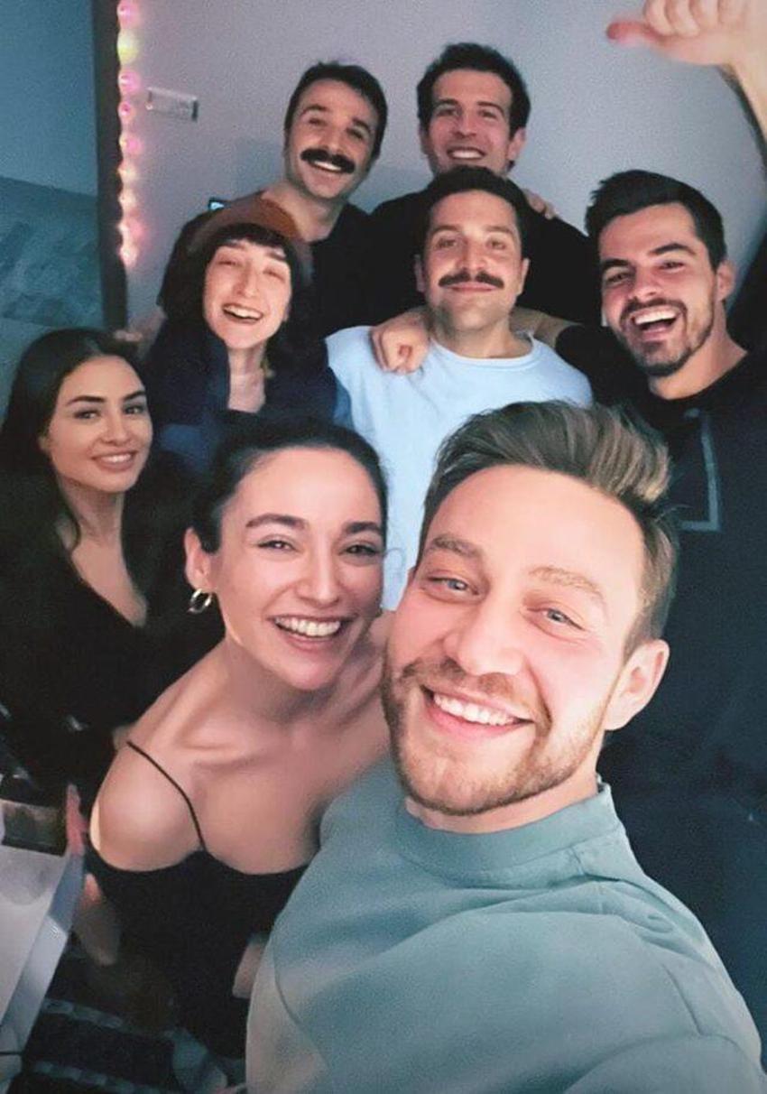 Gönül Dağı oyuncularından sarmaş dolaş poz! Berk Atan ve Hazal Çağlar...