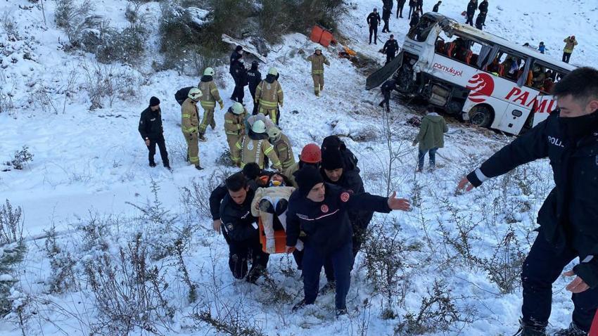 İstanbul'da otobüs şarampole yuvarlandı! Ölü ve yaralılar var!