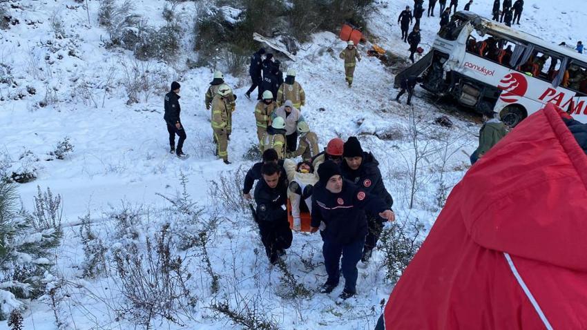 İstanbul'da otobüs şarampole yuvarlandı! Ölü ve yaralılar var!