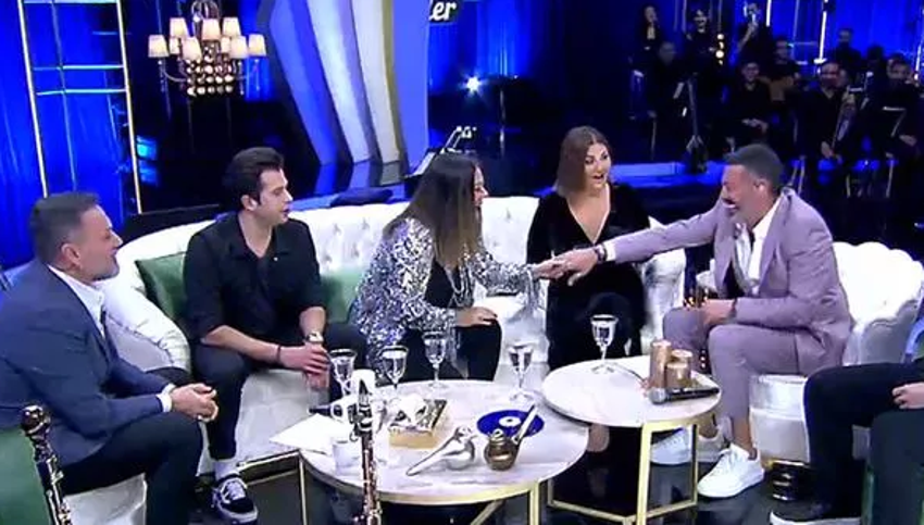 Şarkılar Bizi Söyler programında İzel'den Hakan Altun'a evlenme teklifi!