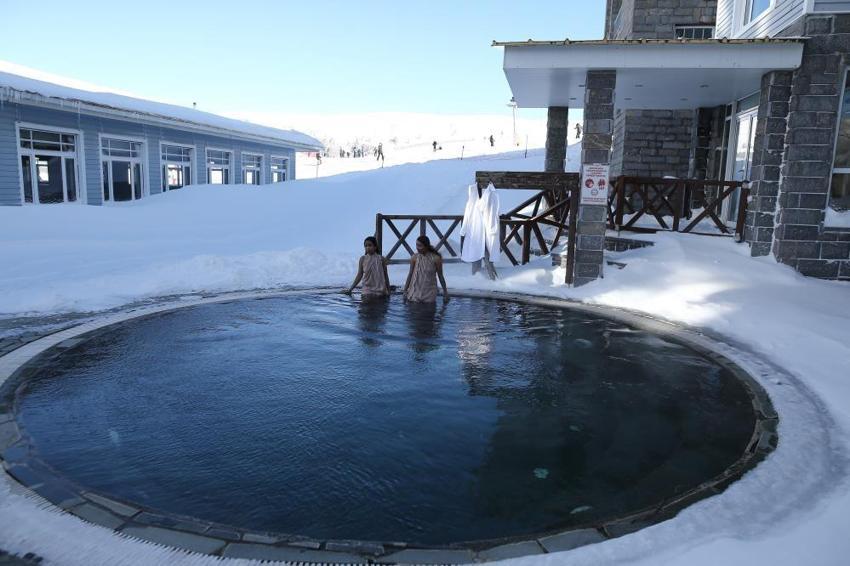 Zirvede turistlerin kar üstünde hamam sefası