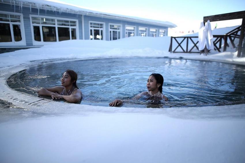 Zirvede turistlerin kar üstünde hamam sefası
