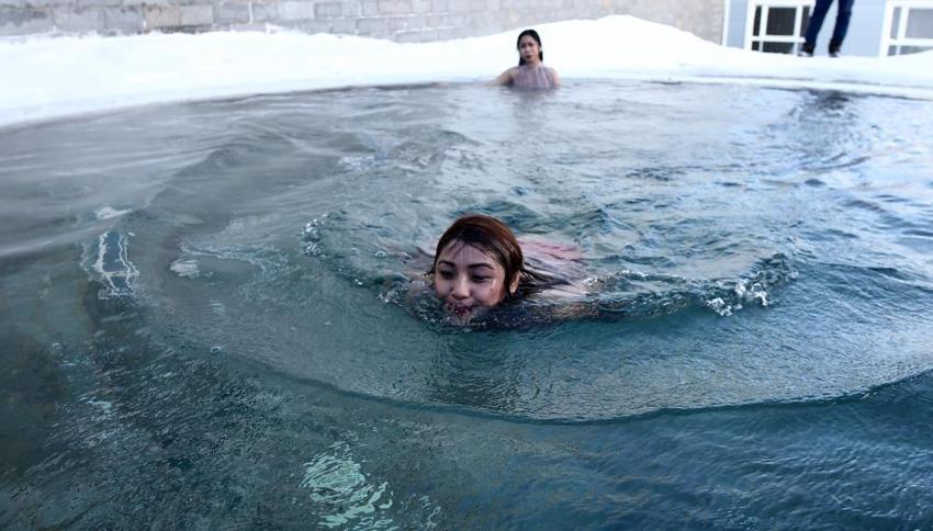 Zirvede turistlerin kar üstünde hamam sefası